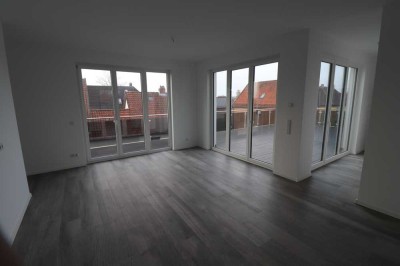 Neuwertige und helle Penthouse-Wohnung mit Dachterrasse und Carport