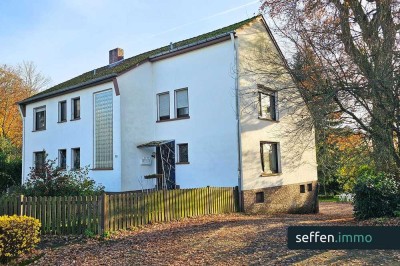 Mehrgenerationenhaus auf großem Grundstück mit 5 Garagen in Odenthal-Voiswinkel