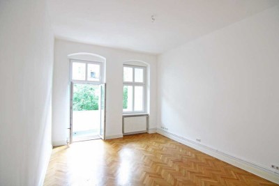 Bezugsfrei! Zauberhafter Altbauklassiker mit Südwestbalkon - dicht des Treptower Parks!