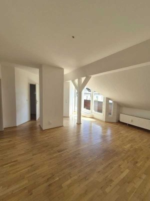 Süße DG-Wohnung mit Loggia ... sofort beziehbar!