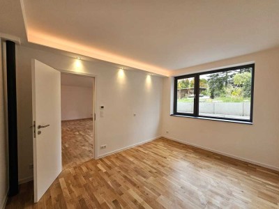 Helle Souterrain-Wohnung mit moderner Einbauküche und Außenterrassen