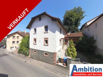 VERKAUFT - Freistehendes Ein-/Zweifamilienhaus mit Scheune/Garage