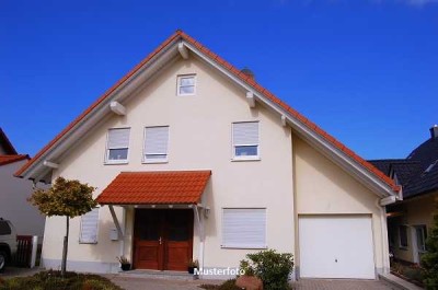 Beidseitig angebautes Einfamilienhaus nebst Scheune