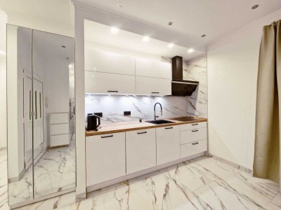 Exklusive Wohnung mit 5 Zimmern & 2 Bädern + EBK + Wintergarten + Terrasse + Privatgarten + Stpl.!