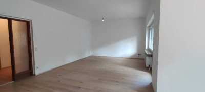 Vollständig renovierte 2,5-Zimmer-Erdgeschosswohnung mit Balkon und EBK in Villingen-Schwenningen