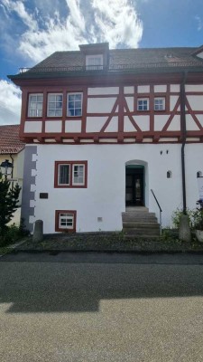 Teilsaniertes Eck-Reihenhaus in historischem Fachwerkhaus
mit € 20.000.- Renovierungszuschuß