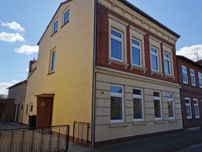 Charakteristisches Stadthaus auf großem Grundstück + Garage