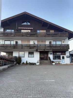 Exklusive 2-Zimmer-Wohnung Haus Illertal – Top-Lage mit Bergblick inkl. Tiefgarage als FeWo nutzbar