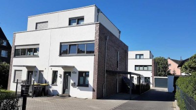 Möbliertes/furnished Einfamilienhaus/Townhouse Baujahr 2014 mit Garten + Carport in Büderich