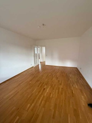 Helle 3-Zimmer-Wohnung mit Balkon, Einbauküche und Aufzug