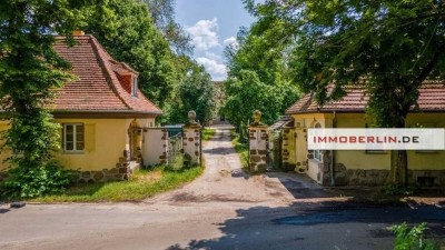 IMMOBERLIN.DE - Klassisches Torhaus mit Sonnengarten + Pool am Kartzower Schloss
