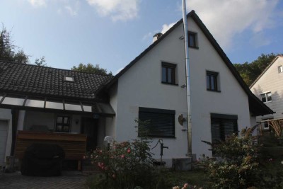 Modernisiertes Einfamilienhaus mit 6 Zimmern, Doppelgarage und großem Potenzial in ruhiger Lage