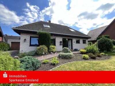 Weißer Winkelbungalow mit idyllischem Garten