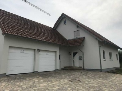 Preiswertes 7-Zimmer-Einfamilienhaus mit geh. Innenausstattung und EBK, mit Doppelgarage und Garten