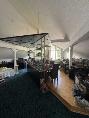 Offener Grundriss! - DG-Wohnung mit Loggia und EBK in Heppenheim
