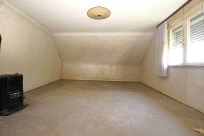 Sanierungsbedarf. Haus mit 5 Räumen und zus. Waldgrundstück