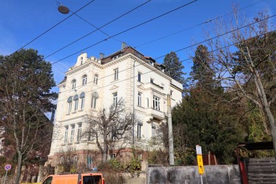 Exklusive Maisonettewohnung mit 2 Bädern, Dachterrasse & Gartenanteil in Altbauvilla