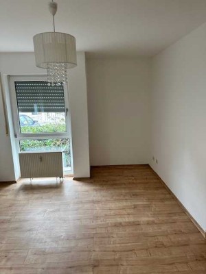 Exklusive, vollst. renovierte 2-Raum-Erdgeschosswohnung mit Balkon und EBK