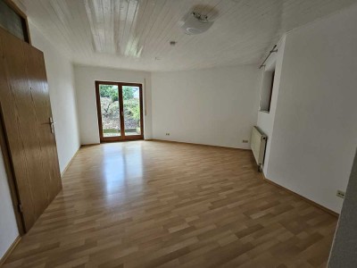 Schöne 2-Zimmer-Souterrain-Wohnung mit Carport