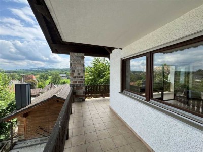 Großzügige 7-Zimmer-Wohnung mit Balkon, Garten und Weitblick