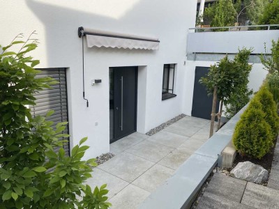 Stilvolle, geräumige und modernisierte 1,5 Zimmer Einliegerwohnung mit Terrasse und Einbauküche