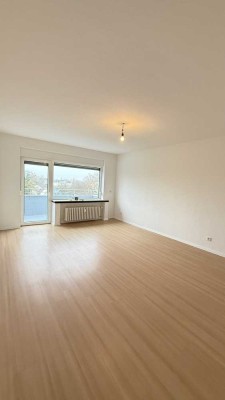 Frisch renovierte 2-Zimmer-Wohnung mit Balkon & atemberaubender Aussicht in Mülheim-Styrum