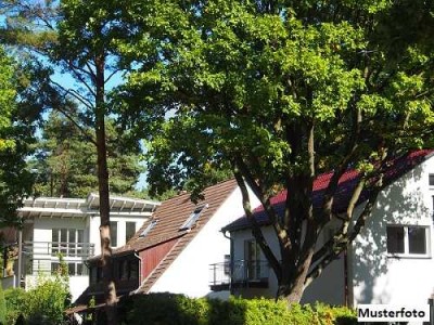 Pferdefreunde aufgepasst + Zweifamilienhaus mit Stallungen und Stallgebäude +