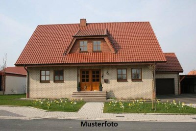 Einfamilienhaus mit Garage und Gartenhaus