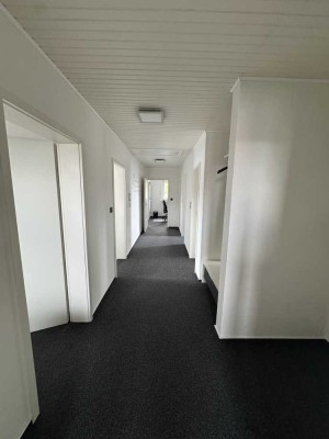 Büro in Schöningen Ortsteil mit Garage und Stellplätzen
