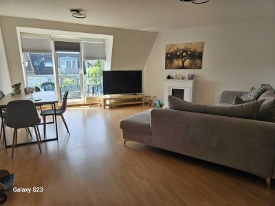Geschmackvolle 2-Raum-DG-Wohnung mit Balkon und Einbauküche in Mönchengladbach