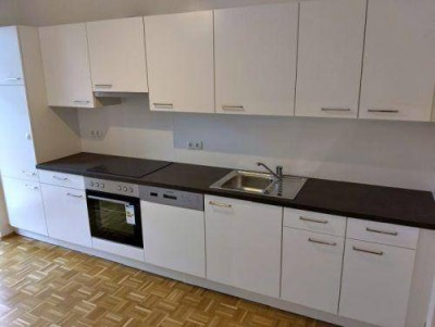 Generalsaniert: Ruhiger 2 ZIMMER-NEUBAU + Süd-Balkon + extra Küche neu möbliert + Lift + TG-Platz!