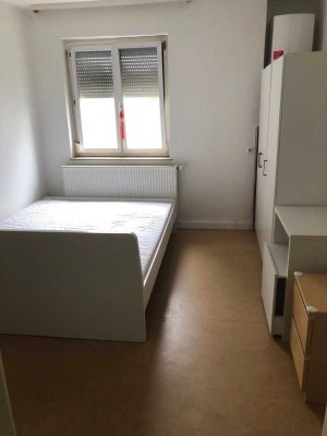 Stilvolle 68-Zimmer-Wohnung mit Balkon und EBK in Stuttgart