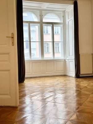 NEU! WG-Geeignet! 2-Zimmer-Altbauwohnung mit Erker zu vermieten!