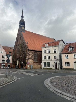 FeWo-Apartment- oder Wohnhaus zentral, mit Blick auf die Heilgeistkirche und deren Hospitalgarten