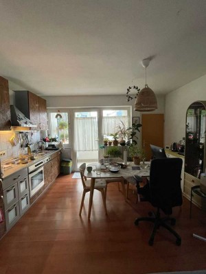 2-Zimmer-Hochparterrewohnung mit Balkon und Einbauküche in Köln