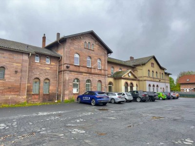 Wieder verfügbar: Denkmalgeschützter Bahnhof in zentraler Lage von Sinntal