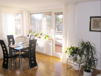 Lichtdurchflutete, sanierte 2-Zi-Wohnung mit Süd-Balkon und Einbauküche in Baldham, Barrierefrei