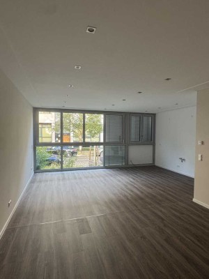 Zwei-Zimmer Hochparterre-Wohnung; Erstbezug nach Sanierung