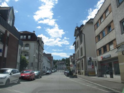 zentrale 4 Zimmer, Bad mit Dusche und Wanne, sep. WC