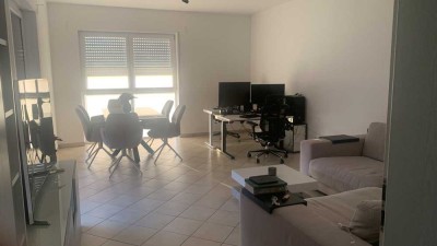 Helle 3 Zimmer Wohnung mit Fußbodenheizung, Einbauküche, 15qm Dachterrasse und Garagenstellplatz