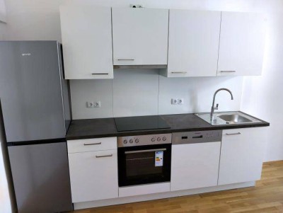 Erstbezug: 2 ZIMMER-Altbau, ruhiger West-Balkon 5m², extra Küche neu möbliert, neue Sanitäranlagen!