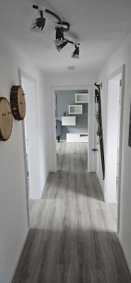 Attraktive und vollst. renovierte 3-Zimmer-Dachgeschosswohnung mit geh. Innenausstattung mit EBK