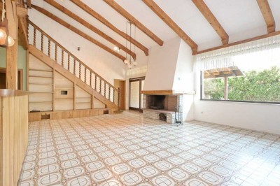Villa mit Modernisierungsbedarf in einer Sackgasse