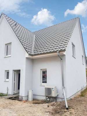 Neubau in Fertigstellung! Doppelhaushälfte KFW-Energieeffizienzhaus mit 4 Zimmern in Oranienburg