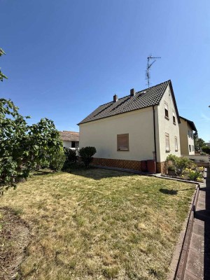 Zweifamilienhaus mit großem Garten und Ausbaupotenzial in Bruchköbel-Roßdorf