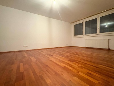 Schöne 3 Zimmer Dachgeschosswohnung ohne Schrägen