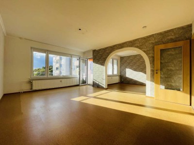 Helle 3-Zimmer-Wohnung im obersten Stockwerk - Fahrstuhl, Balkon und Stellplatz