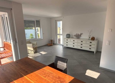 Vermietung einer sonnigen, modernen, großzügigen 3-Zi-Wohnung mit EBK, Balkon, Aufzug & TG