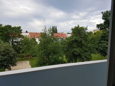 2 Zi.-Wohnung, 4.OG, Balkon, grüne Lage,