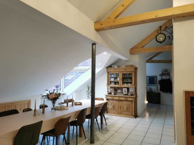 Traumhafte Dachgeschosswohnung mit Deckenhöhen von über drei Metern